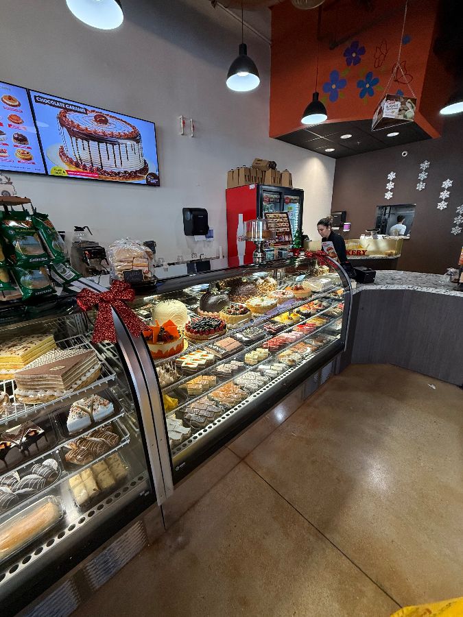 다양한 케이크가 진열된 쇼케이스