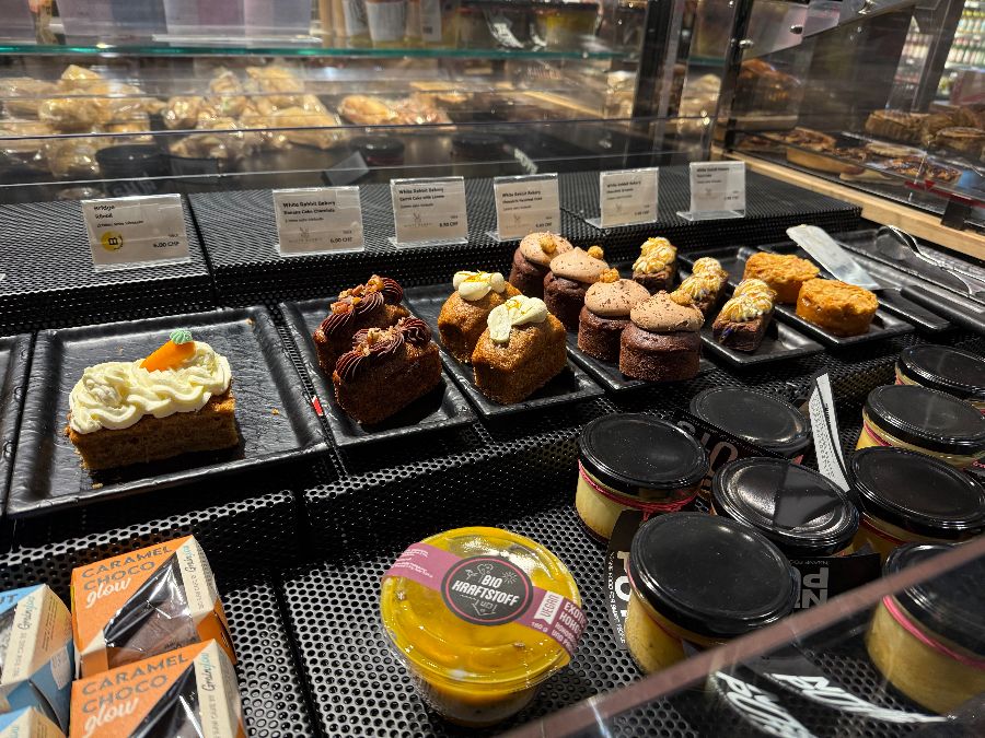 다양한 디저트가 진열된 쇼케이스
