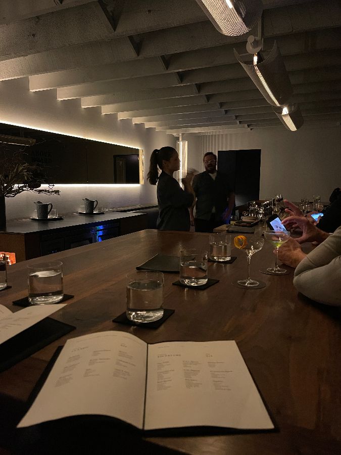 Above Board 바 테이블