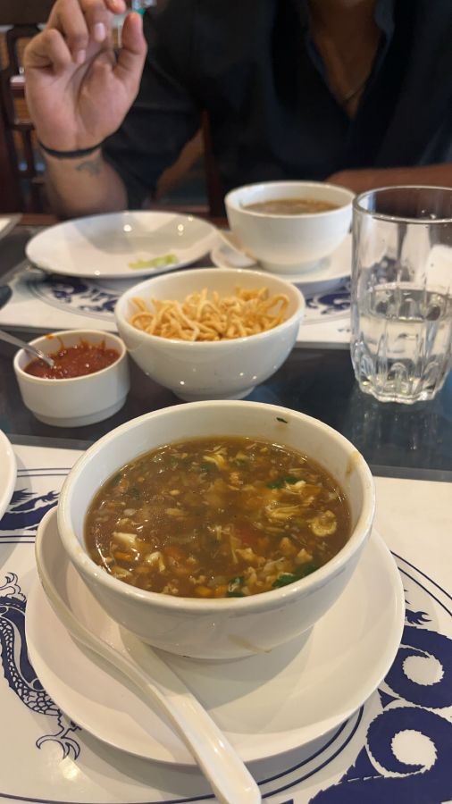 따뜻한 수프와 튀긴 완탕