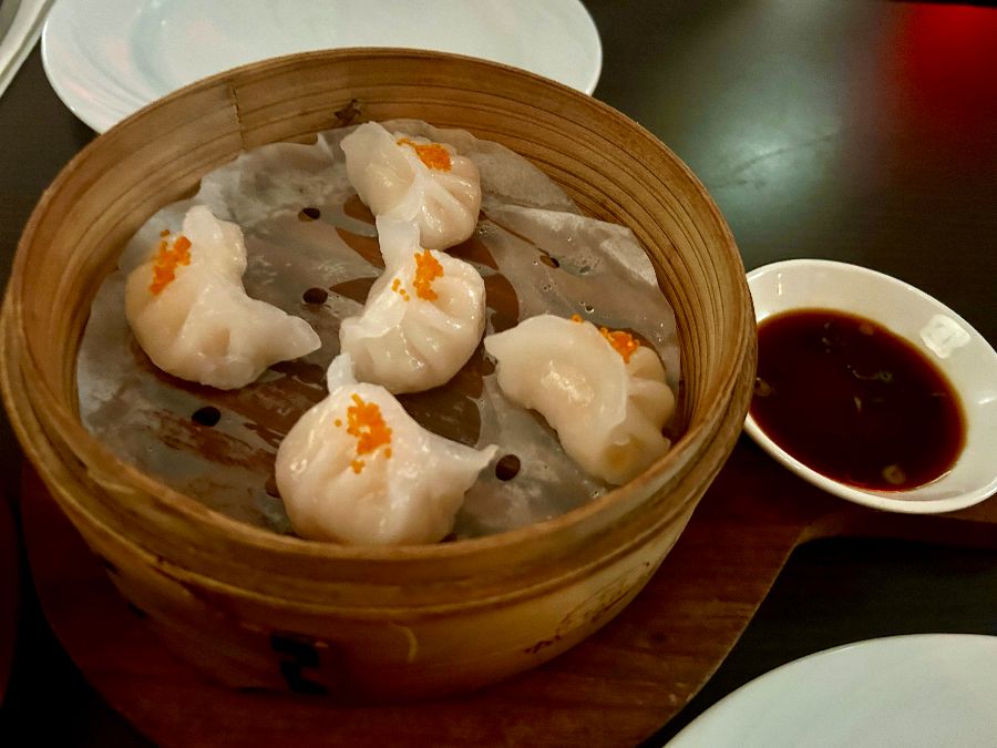 나무 찜기에 담겨 나온 촉촉한 딤섬