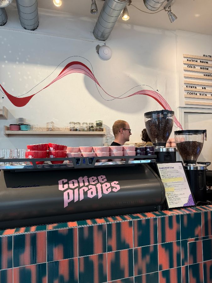 커피 머신과 메뉴판