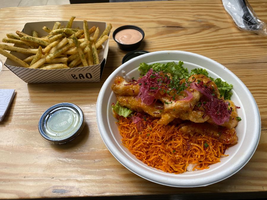 먹음직스러운 바오와 감자튀김