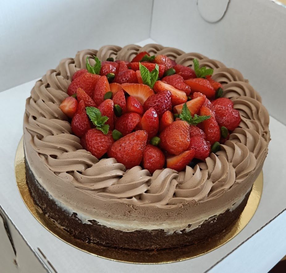 딸기와 민트가 올려진 케이크