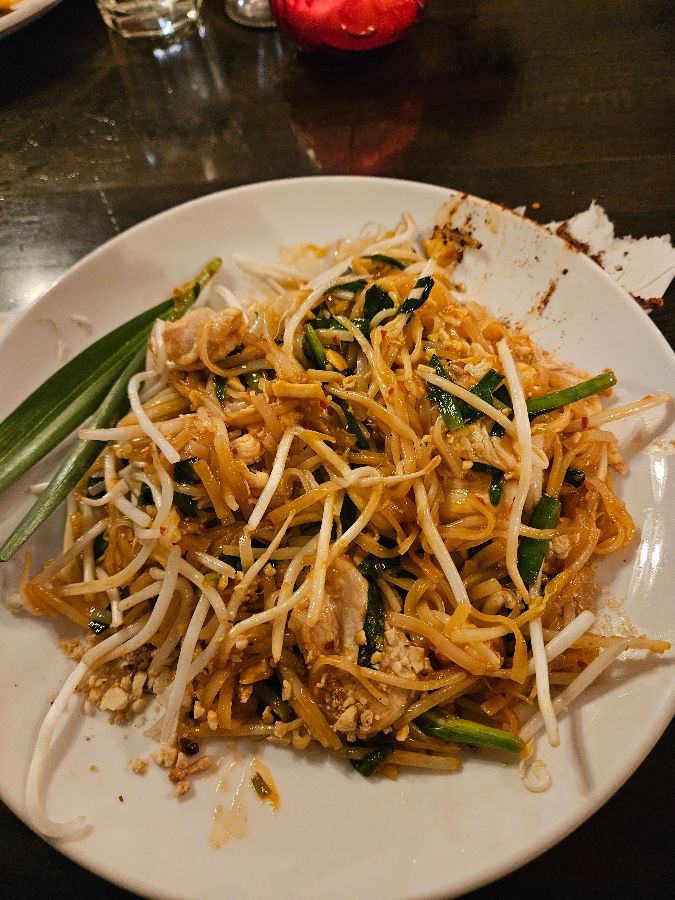 맛깔스러운 팟타이 한 접시