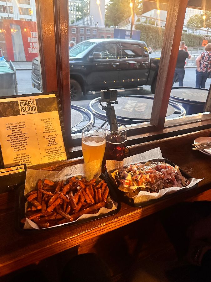 창가 좌석에서 즐기는 음식