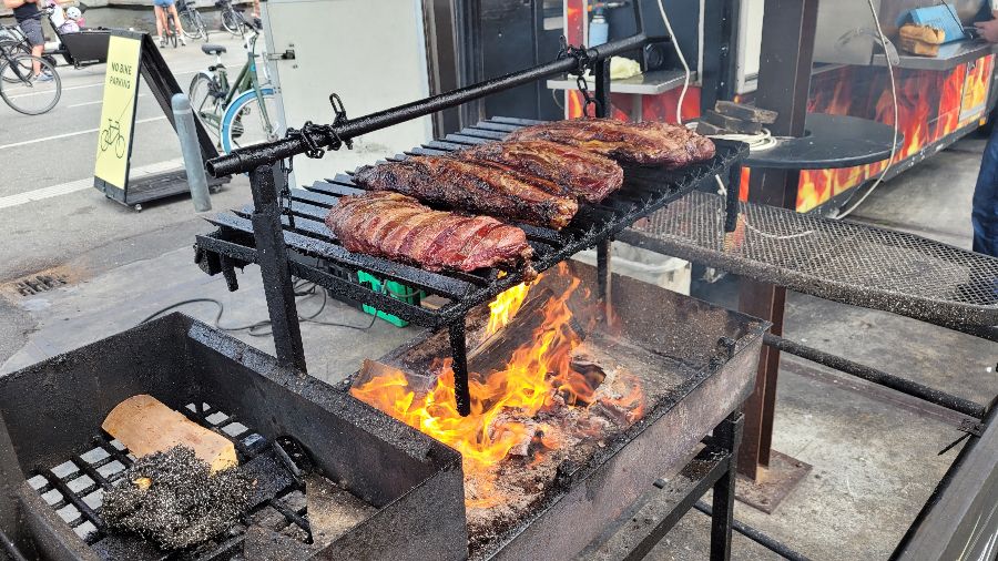 숯불 위에서 구워지는 고기