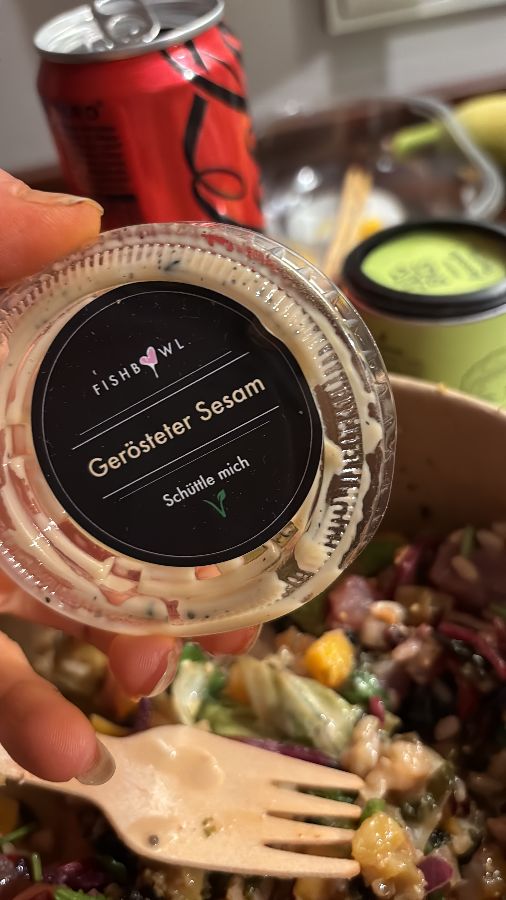 참깨 소스가 담긴 용기