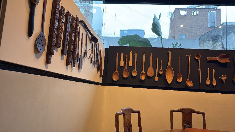 다양한 나무 조리 도구들이 전시된 벽면