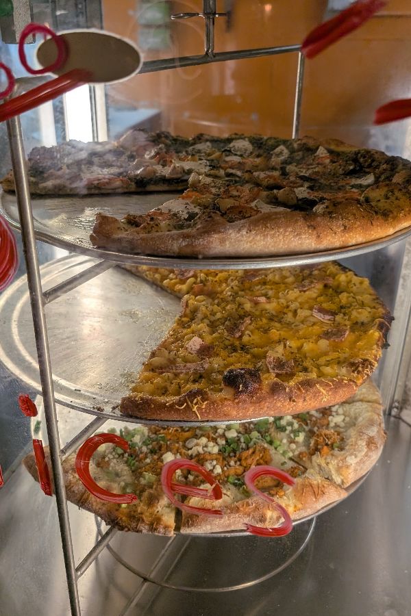 쇼케이스 안의 피자 조각들