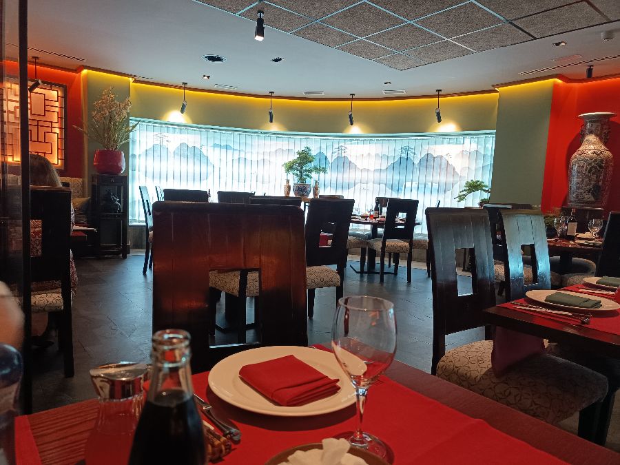 정갈하게 세팅된 테이블과 아늑한 레스토랑 내부