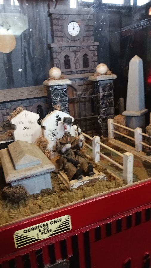 쿼터 아케이드 내부의 자동 인형 기계