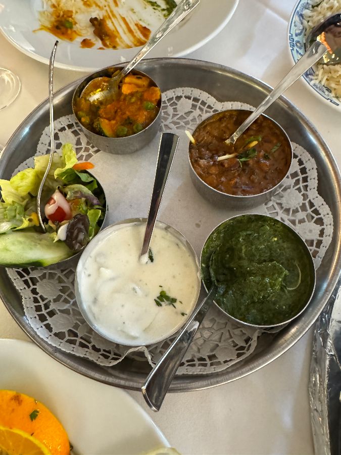 다양한 인도 소스와 샐러드