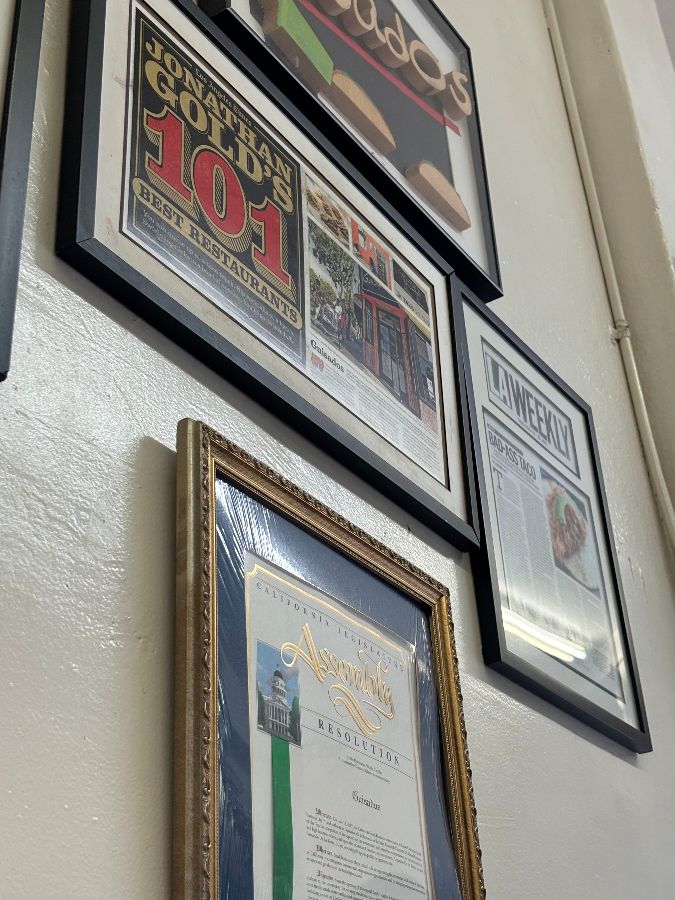 벽에 걸린 상패들