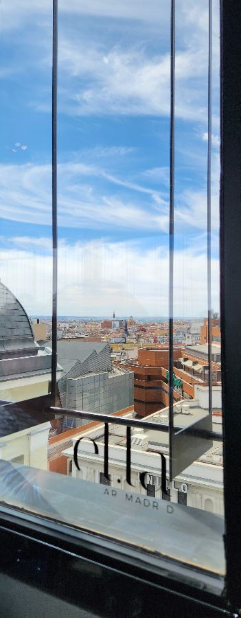 창밖으로 보이는 마드리드 시내