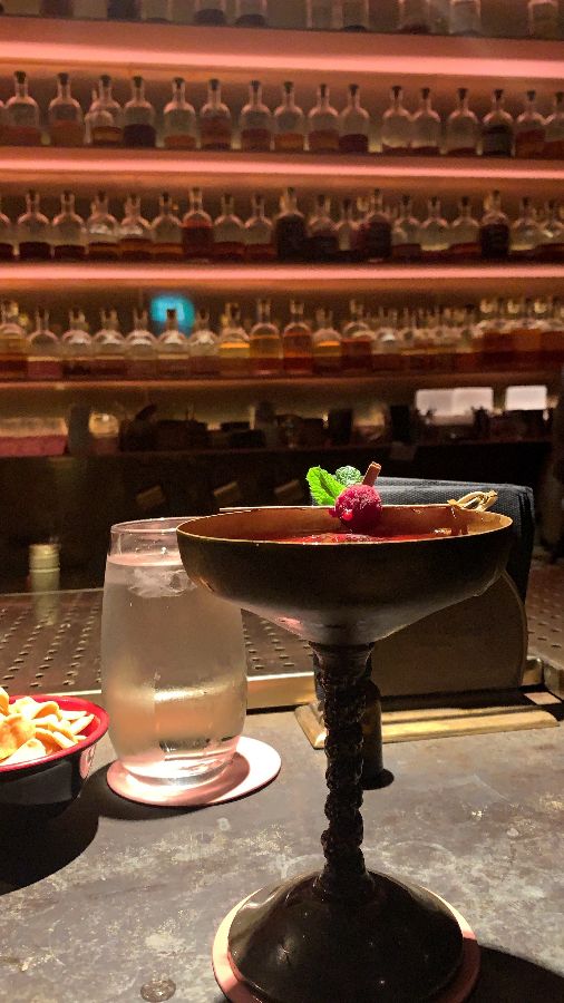 화려한 조명 아래 빛나는 칵테일