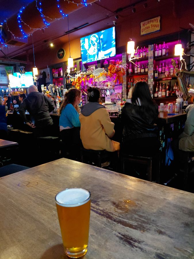 바텐더와 손님들의 활기찬 모습