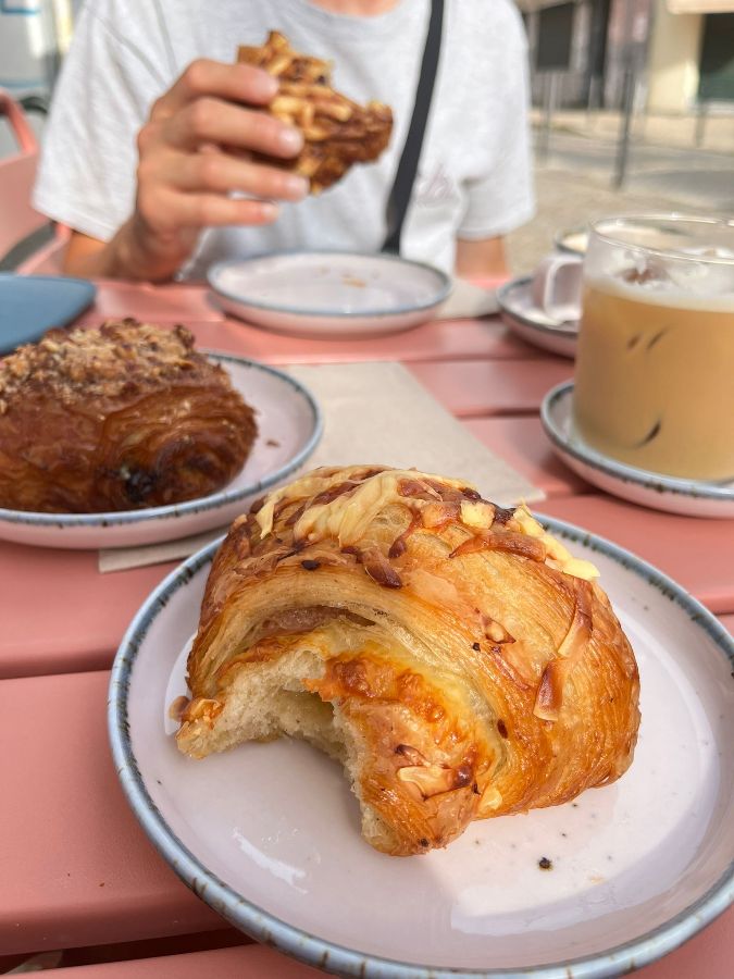 크루아상과 커피