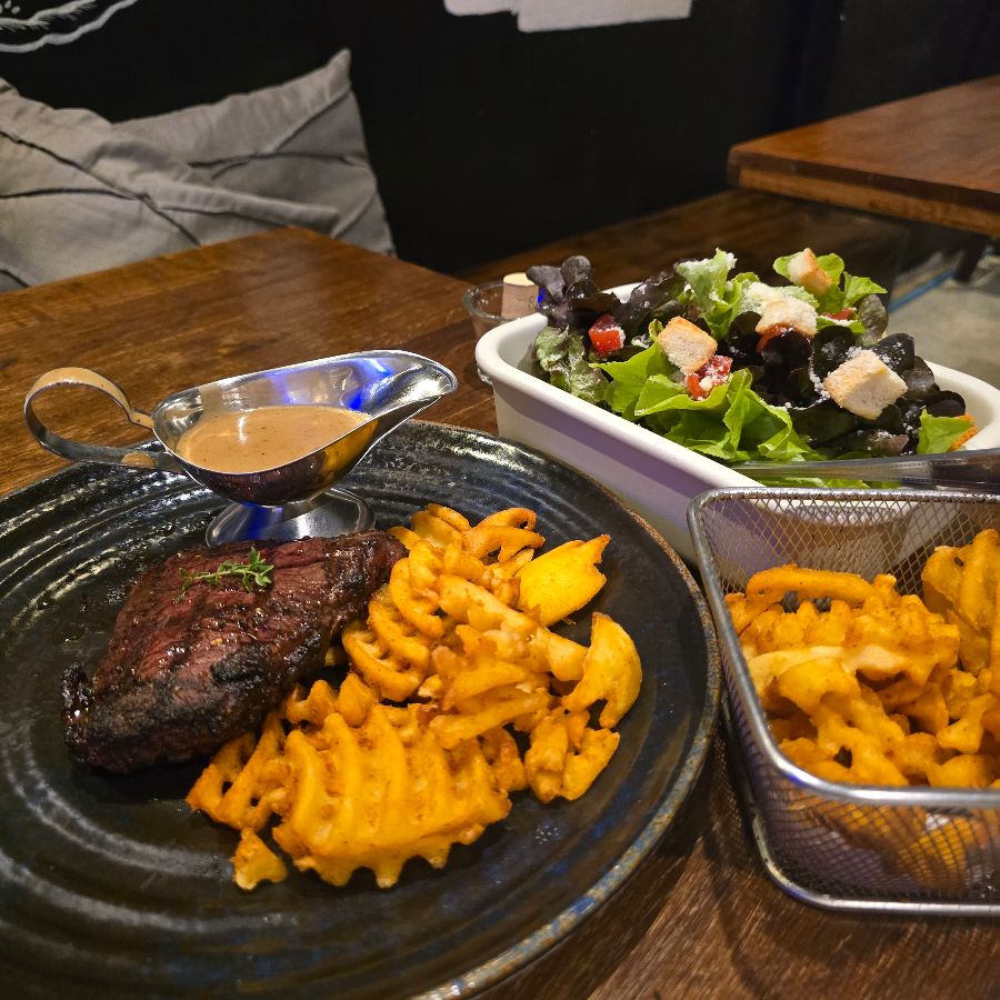스테이크와 샐러드