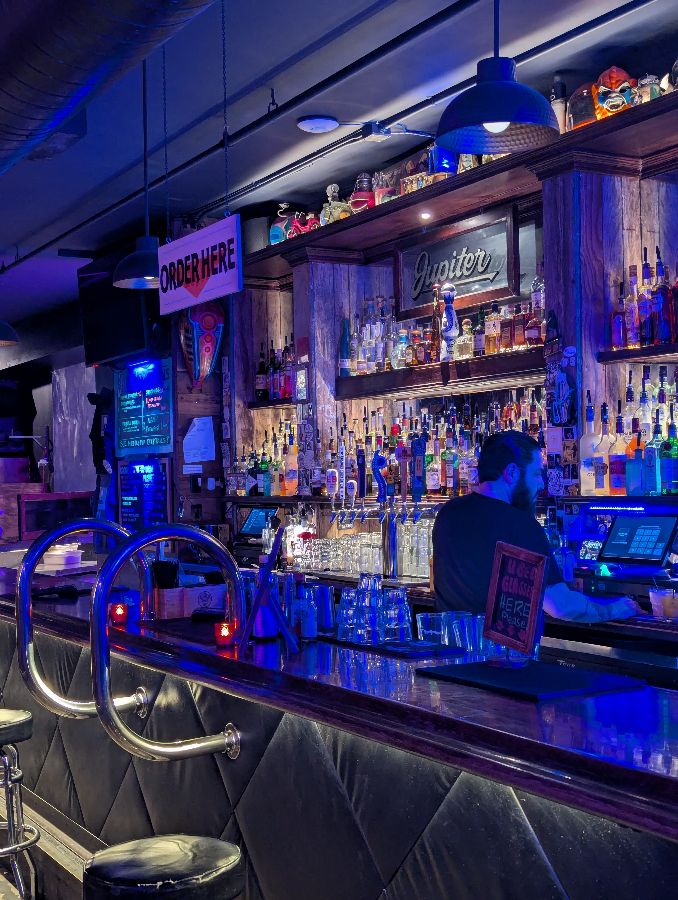 바텐더가 칵테일을 만드는 모습