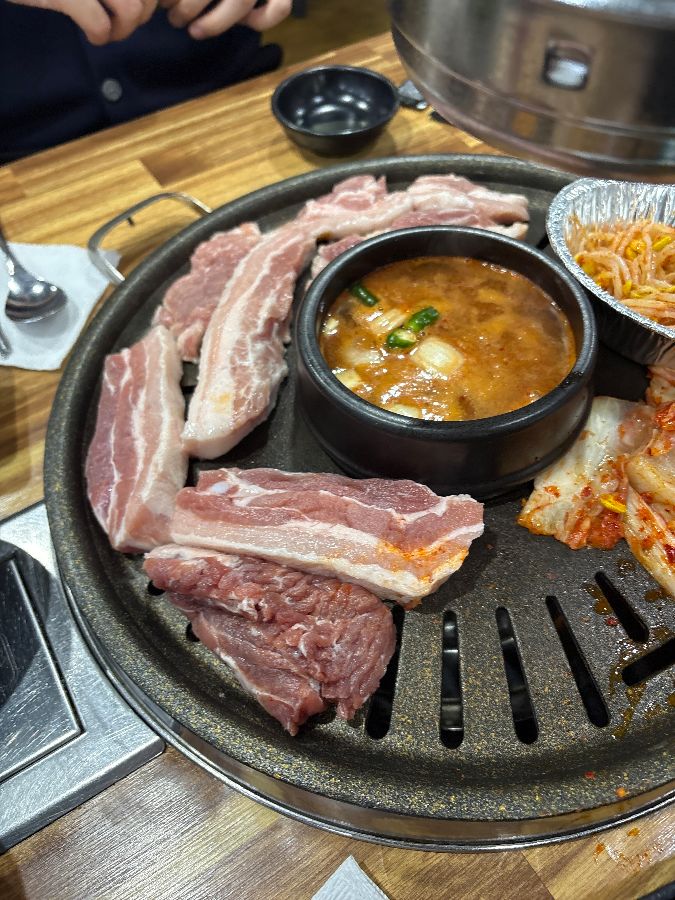 푸짐한 삼겹살 한 상 차림