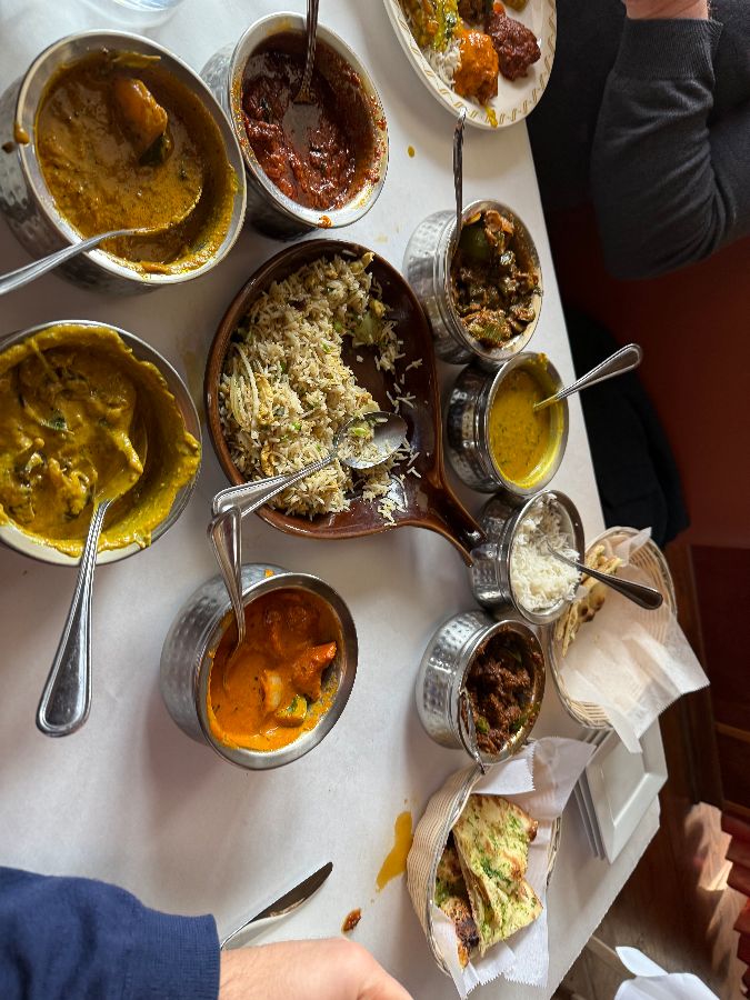 테이블 가득 차려진 음식