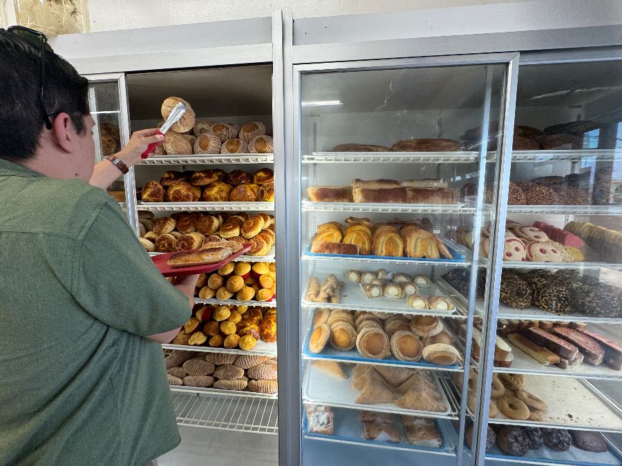 빵을 고르는 손님