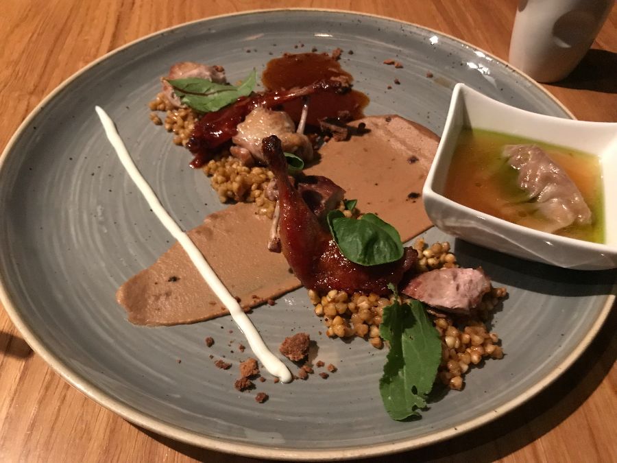 아름다운 플레이팅의 채식 메인 코스