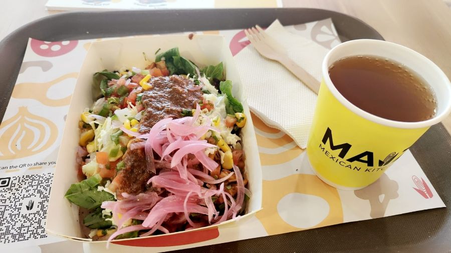 테이크아웃 부리토 볼과 음료