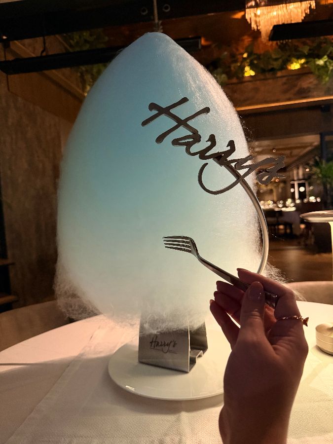 솜사탕을 맛보는 손