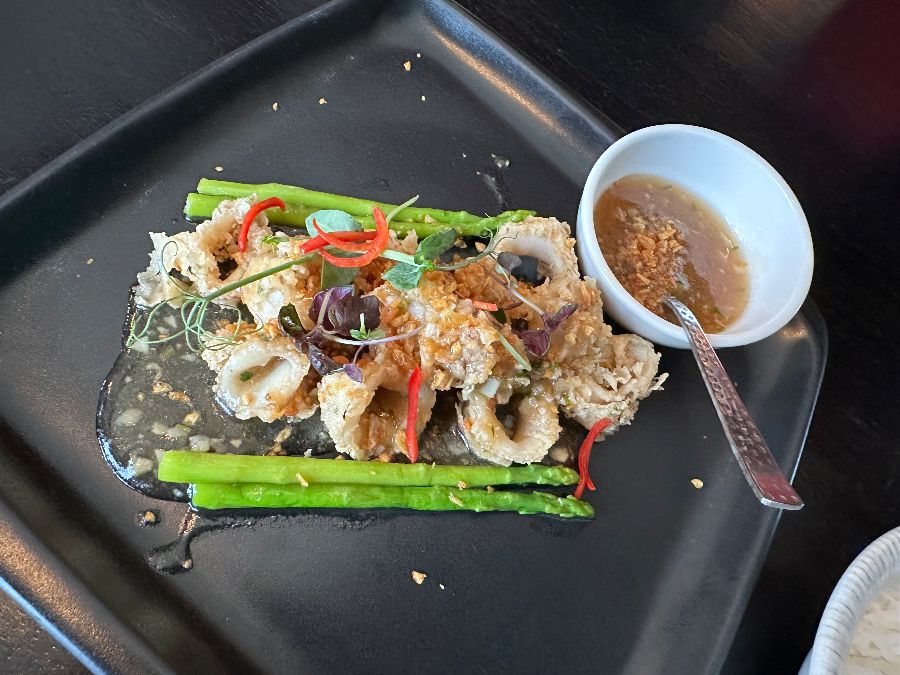 바삭하게 튀겨진 칼라마리 요리