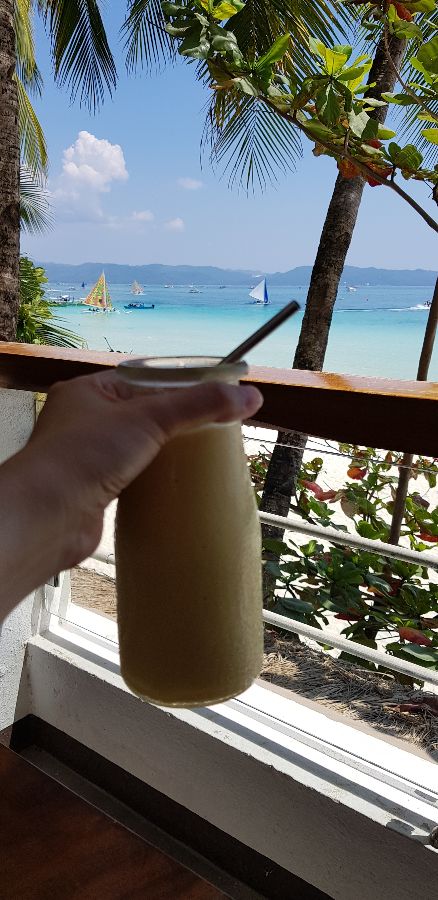 손에 들린 쉐이크와 바다 풍경