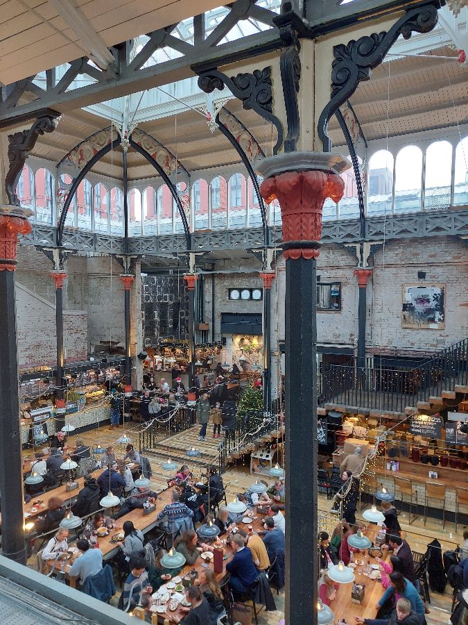 Mackie Mayor의 활기찬 실내 전경