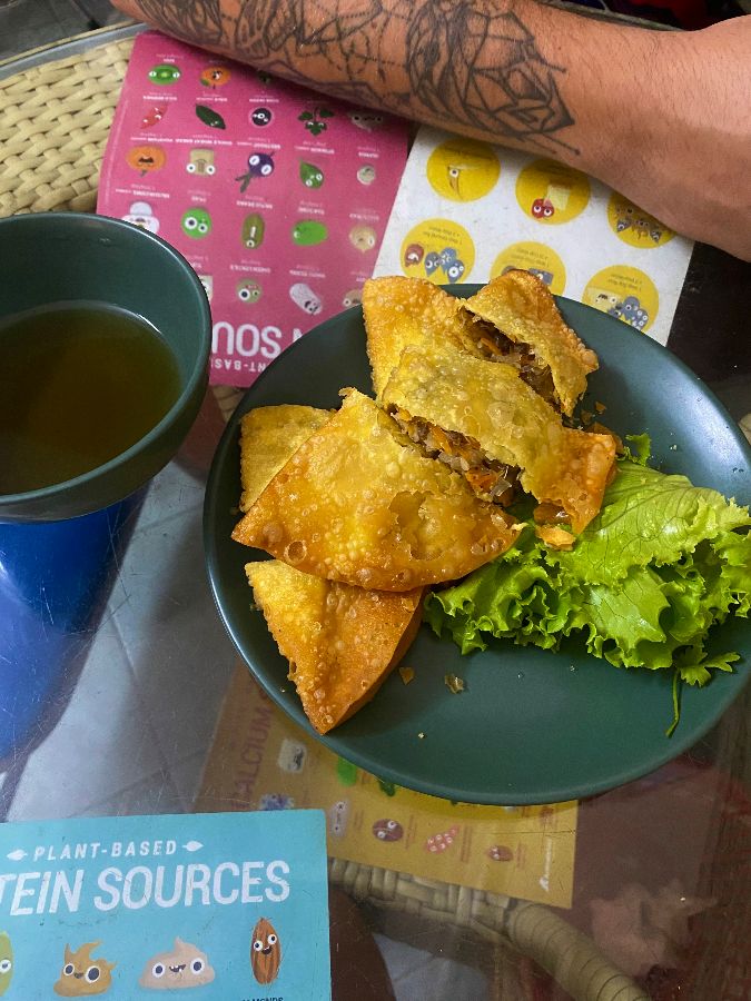 깔끔한 상차림과 바삭한 만두