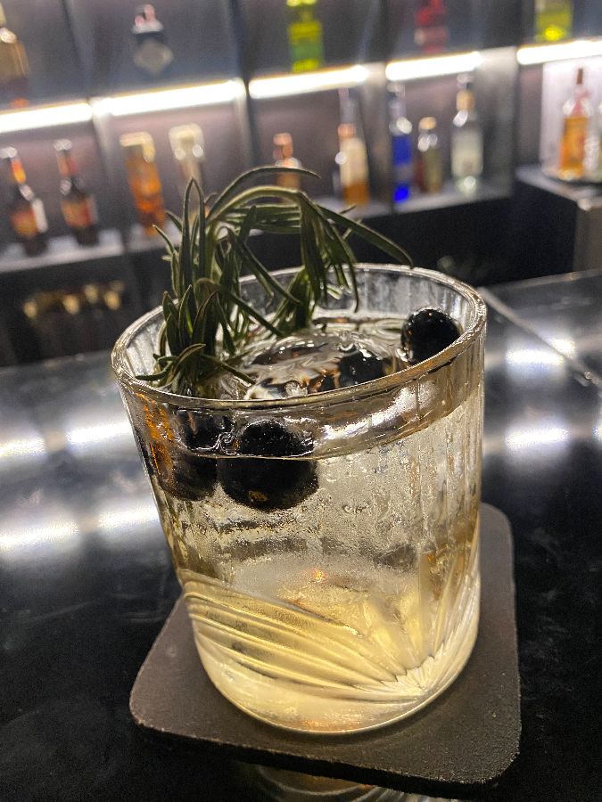 로즈마리와 베리가 장식된 칵테일