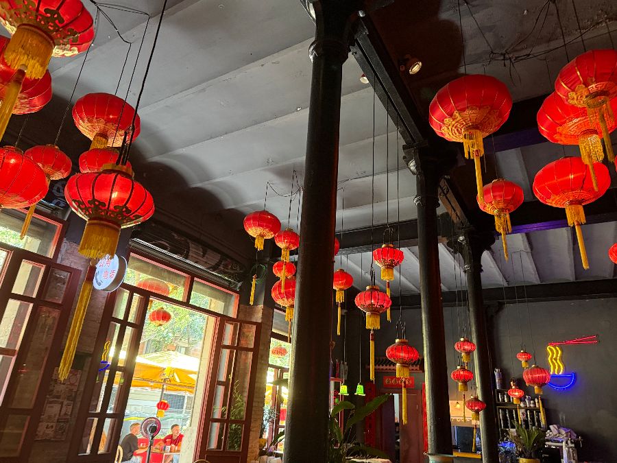 붉은 홍등이 가득한 천장