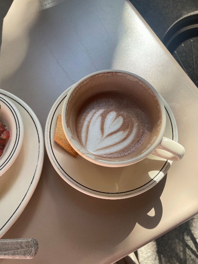 하트 모양 라떼 아트가 인상적인 핫초코