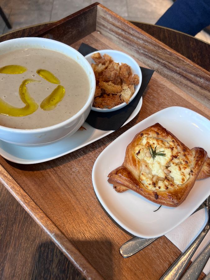 버섯 수프와 페이스트리