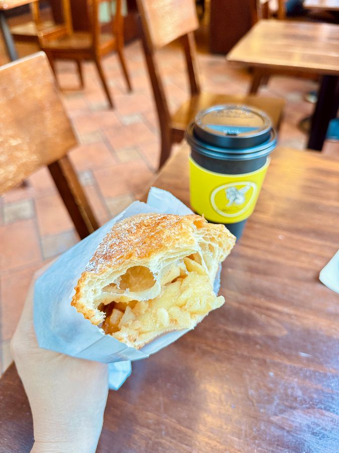 애플 페스츄리와 커피