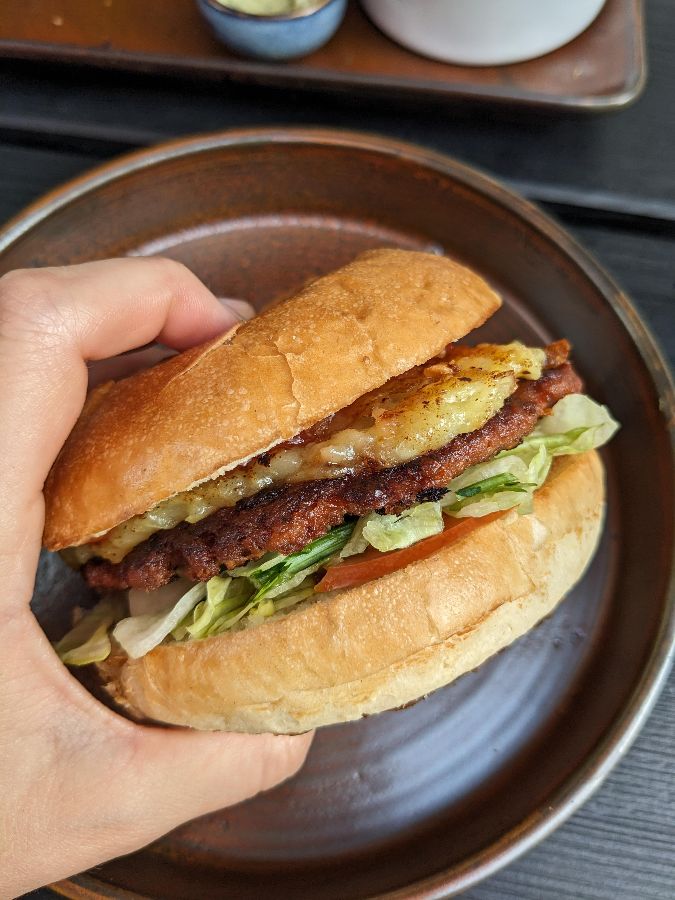 손에 들고 있는 버거