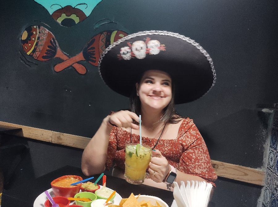 멕시칸 모자를 쓰고 즐거워하는 손님