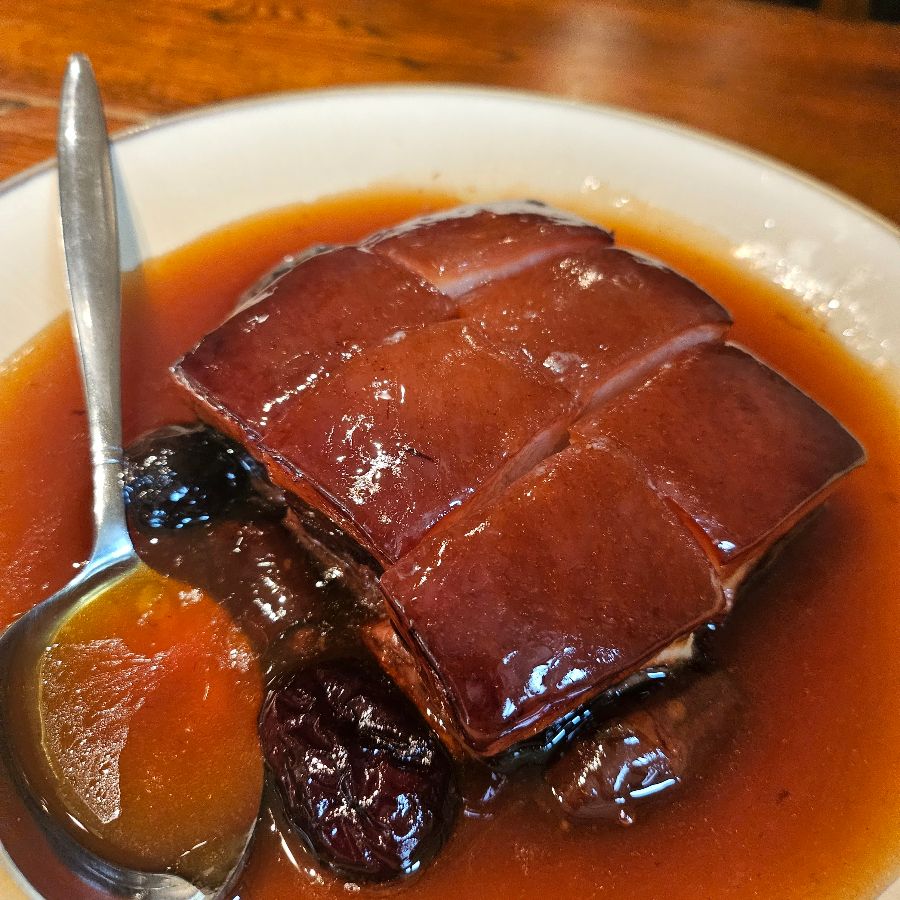 윤기가 좌르르 흐르는 동파육