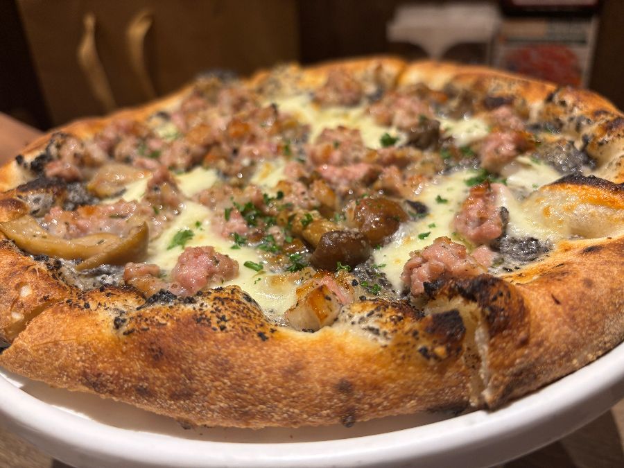 화덕에서 갓 구워져 나온 피자의 모습