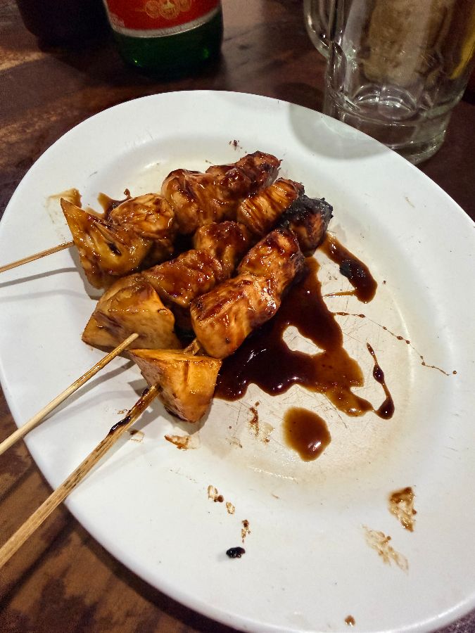 윤기가 흐르는 치킨 사테