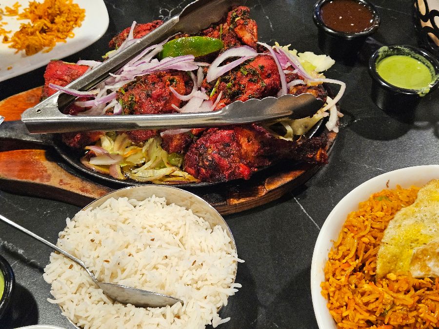 다채로운 소스와 함께 즐기는 탄두리 치킨