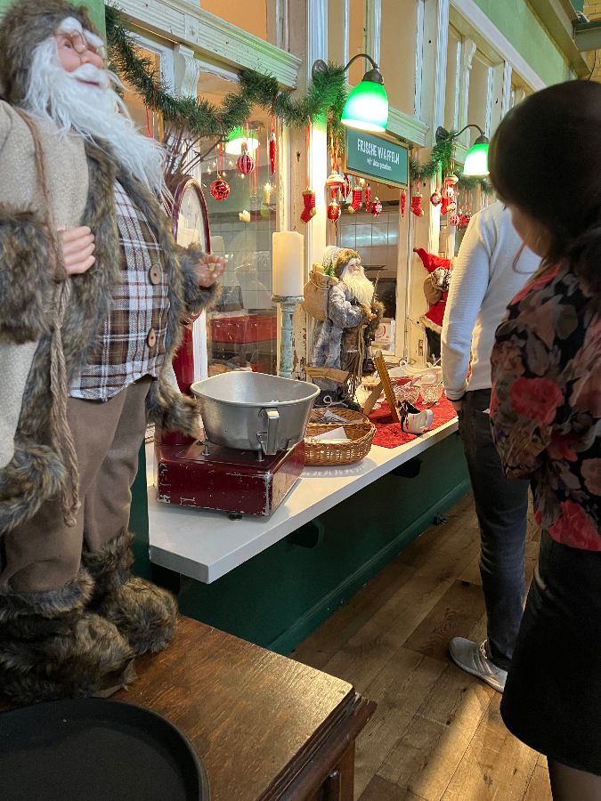 다양한 장식품으로 꾸며진 실내