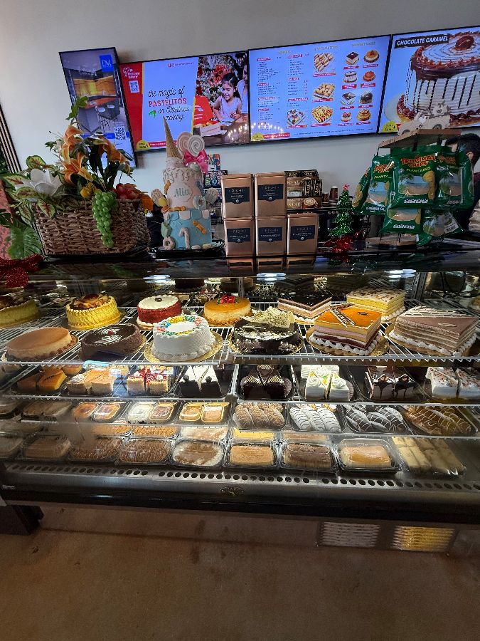 쇼케이스 가득한 다양한 빵과 케이크