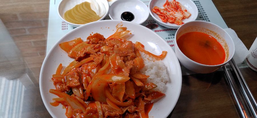 맛깔스러운 제육덮밥