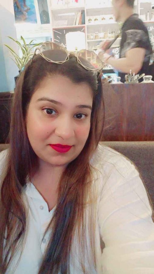 식사 중인 여성 고객