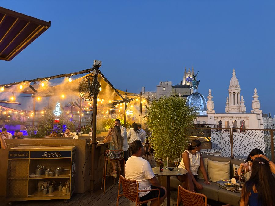 밤이 찾아온 루프탑 테라스의 전경